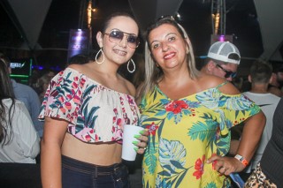 
<a style='margin-left: 5px;' class='btn btn-xs btn-social btn-facebook' href='https://www.facebook.com/sharer/sharer.php?u=https://www.galeramix.com.br/imagem/a94/800-800-90/conteudo/site_galerias/94/wesley-safadao-galera-mix-156.jpg' rel='popup' data-width='500' data-height='400'><i class='fa fa-facebook'></i>Compartilhar <span class='hidden-xs'>no Facebook</span>
</a> 
<a class='btn btn-default btn-xs' target='_blank' href='imagem/a94/800-800-90/conteudo/site_galerias/94/wesley-safadao-galera-mix-156.jpg'>
<span class='glyphicon glyphicon-cloud-download'></span> Salvar
</a>
