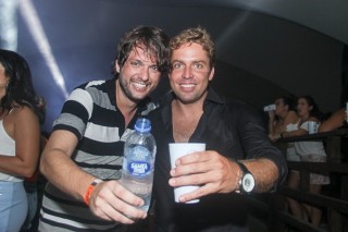 
<a style='margin-left: 5px;' class='btn btn-xs btn-social btn-facebook' href='https://www.facebook.com/sharer/sharer.php?u=https://www.galeramix.com.br/imagem/a94/800-800-90/conteudo/site_galerias/94/wesley-safadao-galera-mix-157.jpg' rel='popup' data-width='500' data-height='400'><i class='fa fa-facebook'></i>Compartilhar <span class='hidden-xs'>no Facebook</span>
</a> 
<a class='btn btn-default btn-xs' target='_blank' href='imagem/a94/800-800-90/conteudo/site_galerias/94/wesley-safadao-galera-mix-157.jpg'>
<span class='glyphicon glyphicon-cloud-download'></span> Salvar
</a>
