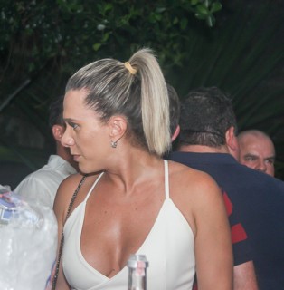 
<a style='margin-left: 5px;' class='btn btn-xs btn-social btn-facebook' href='https://www.facebook.com/sharer/sharer.php?u=https://www.galeramix.com.br/imagem/a94/800-800-90/conteudo/site_galerias/94/wesley-safadao-galera-mix-161.jpg' rel='popup' data-width='500' data-height='400'><i class='fa fa-facebook'></i>Compartilhar <span class='hidden-xs'>no Facebook</span>
</a> 
<a class='btn btn-default btn-xs' target='_blank' href='imagem/a94/800-800-90/conteudo/site_galerias/94/wesley-safadao-galera-mix-161.jpg'>
<span class='glyphicon glyphicon-cloud-download'></span> Salvar
</a>
