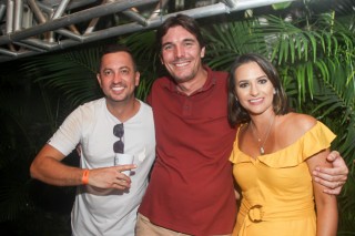 
<a style='margin-left: 5px;' class='btn btn-xs btn-social btn-facebook' href='https://www.facebook.com/sharer/sharer.php?u=https://www.galeramix.com.br/imagem/a94/800-800-90/conteudo/site_galerias/94/wesley-safadao-galera-mix-164.jpg' rel='popup' data-width='500' data-height='400'><i class='fa fa-facebook'></i>Compartilhar <span class='hidden-xs'>no Facebook</span>
</a> 
<a class='btn btn-default btn-xs' target='_blank' href='imagem/a94/800-800-90/conteudo/site_galerias/94/wesley-safadao-galera-mix-164.jpg'>
<span class='glyphicon glyphicon-cloud-download'></span> Salvar
</a>
