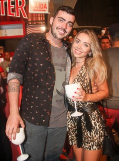 
<a style='margin-left: 5px;' class='btn btn-xs btn-social btn-facebook' href='https://www.facebook.com/sharer/sharer.php?u=https://www.galeramix.com.br/imagem/a94/800-800-90/conteudo/site_galerias/94/wesley-safadao-galera-mix-170.jpg' rel='popup' data-width='500' data-height='400'><i class='fa fa-facebook'></i>Compartilhar <span class='hidden-xs'>no Facebook</span>
</a> 
<a class='btn btn-default btn-xs' target='_blank' href='imagem/a94/800-800-90/conteudo/site_galerias/94/wesley-safadao-galera-mix-170.jpg'>
<span class='glyphicon glyphicon-cloud-download'></span> Salvar
</a>
