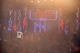 
<a style='margin-left: 5px;' class='btn btn-xs btn-social btn-facebook' href='https://www.facebook.com/sharer/sharer.php?u=https://www.galeramix.com.br/imagem/a94/800-800-90/conteudo/site_galerias/94/wesley-safadao-galera-mix-186.jpg' rel='popup' data-width='500' data-height='400'><i class='fa fa-facebook'></i>Compartilhar <span class='hidden-xs'>no Facebook</span>
</a> 
<a class='btn btn-default btn-xs' target='_blank' href='imagem/a94/800-800-90/conteudo/site_galerias/94/wesley-safadao-galera-mix-186.jpg'>
<span class='glyphicon glyphicon-cloud-download'></span> Salvar
</a>
