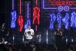 
<a style='margin-left: 5px;' class='btn btn-xs btn-social btn-facebook' href='https://www.facebook.com/sharer/sharer.php?u=https://www.galeramix.com.br/imagem/a94/800-800-90/conteudo/site_galerias/94/wesley-safadao-galera-mix-187.jpg' rel='popup' data-width='500' data-height='400'><i class='fa fa-facebook'></i>Compartilhar <span class='hidden-xs'>no Facebook</span>
</a> 
<a class='btn btn-default btn-xs' target='_blank' href='imagem/a94/800-800-90/conteudo/site_galerias/94/wesley-safadao-galera-mix-187.jpg'>
<span class='glyphicon glyphicon-cloud-download'></span> Salvar
</a>
