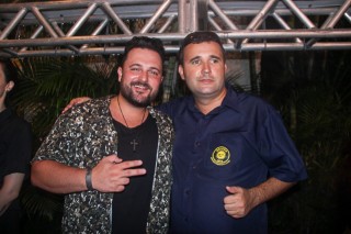 
<a style='margin-left: 5px;' class='btn btn-xs btn-social btn-facebook' href='https://www.facebook.com/sharer/sharer.php?u=https://www.galeramix.com.br/imagem/a94/800-800-90/conteudo/site_galerias/94/wesley-safadao-galera-mix-188.jpg' rel='popup' data-width='500' data-height='400'><i class='fa fa-facebook'></i>Compartilhar <span class='hidden-xs'>no Facebook</span>
</a> 
<a class='btn btn-default btn-xs' target='_blank' href='imagem/a94/800-800-90/conteudo/site_galerias/94/wesley-safadao-galera-mix-188.jpg'>
<span class='glyphicon glyphicon-cloud-download'></span> Salvar
</a>
