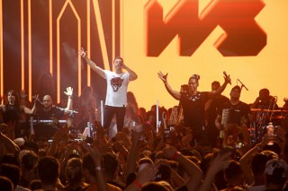 
<a style='margin-left: 5px;' class='btn btn-xs btn-social btn-facebook' href='https://www.facebook.com/sharer/sharer.php?u=https://www.galeramix.com.br/imagem/a94/800-800-90/conteudo/site_galerias/94/wesley-safadao-galera-mix-189.jpg' rel='popup' data-width='500' data-height='400'><i class='fa fa-facebook'></i>Compartilhar <span class='hidden-xs'>no Facebook</span>
</a> 
<a class='btn btn-default btn-xs' target='_blank' href='imagem/a94/800-800-90/conteudo/site_galerias/94/wesley-safadao-galera-mix-189.jpg'>
<span class='glyphicon glyphicon-cloud-download'></span> Salvar
</a>
