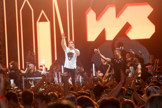 
<a style='margin-left: 5px;' class='btn btn-xs btn-social btn-facebook' href='https://www.facebook.com/sharer/sharer.php?u=https://www.galeramix.com.br/imagem/a94/800-800-90/conteudo/site_galerias/94/wesley-safadao-galera-mix-190.jpg' rel='popup' data-width='500' data-height='400'><i class='fa fa-facebook'></i>Compartilhar <span class='hidden-xs'>no Facebook</span>
</a> 
<a class='btn btn-default btn-xs' target='_blank' href='imagem/a94/800-800-90/conteudo/site_galerias/94/wesley-safadao-galera-mix-190.jpg'>
<span class='glyphicon glyphicon-cloud-download'></span> Salvar
</a>
