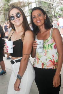 
<a style='margin-left: 5px;' class='btn btn-xs btn-social btn-facebook' href='https://www.facebook.com/sharer/sharer.php?u=https://www.galeramix.com.br/imagem/a94/800-800-90/conteudo/site_galerias/94/wesley-safadao-galera-mix-40.jpg' rel='popup' data-width='500' data-height='400'><i class='fa fa-facebook'></i>Compartilhar <span class='hidden-xs'>no Facebook</span>
</a> 
<a class='btn btn-default btn-xs' target='_blank' href='imagem/a94/800-800-90/conteudo/site_galerias/94/wesley-safadao-galera-mix-40.jpg'>
<span class='glyphicon glyphicon-cloud-download'></span> Salvar
</a>
