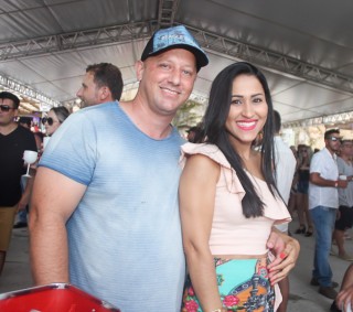 
<a style='margin-left: 5px;' class='btn btn-xs btn-social btn-facebook' href='https://www.facebook.com/sharer/sharer.php?u=https://www.galeramix.com.br/imagem/a94/800-800-90/conteudo/site_galerias/94/wesley-safadao-galera-mix-57.jpg' rel='popup' data-width='500' data-height='400'><i class='fa fa-facebook'></i>Compartilhar <span class='hidden-xs'>no Facebook</span>
</a> 
<a class='btn btn-default btn-xs' target='_blank' href='imagem/a94/800-800-90/conteudo/site_galerias/94/wesley-safadao-galera-mix-57.jpg'>
<span class='glyphicon glyphicon-cloud-download'></span> Salvar
</a>
