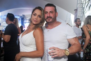 
<a style='margin-left: 5px;' class='btn btn-xs btn-social btn-facebook' href='https://www.facebook.com/sharer/sharer.php?u=https://www.galeramix.com.br/imagem/a94/800-800-90/conteudo/site_galerias/94/wesley-safadao-galera-mix-72.jpg' rel='popup' data-width='500' data-height='400'><i class='fa fa-facebook'></i>Compartilhar <span class='hidden-xs'>no Facebook</span>
</a> 
<a class='btn btn-default btn-xs' target='_blank' href='imagem/a94/800-800-90/conteudo/site_galerias/94/wesley-safadao-galera-mix-72.jpg'>
<span class='glyphicon glyphicon-cloud-download'></span> Salvar
</a>
