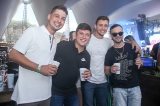 
<a style='margin-left: 5px;' class='btn btn-xs btn-social btn-facebook' href='https://www.facebook.com/sharer/sharer.php?u=https://www.galeramix.com.br/imagem/a94/800-800-90/conteudo/site_galerias/94/wesley-safadao-galera-mix-78.jpg' rel='popup' data-width='500' data-height='400'><i class='fa fa-facebook'></i>Compartilhar <span class='hidden-xs'>no Facebook</span>
</a> 
<a class='btn btn-default btn-xs' target='_blank' href='imagem/a94/800-800-90/conteudo/site_galerias/94/wesley-safadao-galera-mix-78.jpg'>
<span class='glyphicon glyphicon-cloud-download'></span> Salvar
</a>
