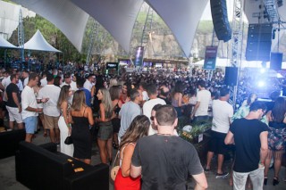 
<a style='margin-left: 5px;' class='btn btn-xs btn-social btn-facebook' href='https://www.facebook.com/sharer/sharer.php?u=https://www.galeramix.com.br/imagem/a94/800-800-90/conteudo/site_galerias/94/wesley-safadao-galera-mix-97.jpg' rel='popup' data-width='500' data-height='400'><i class='fa fa-facebook'></i>Compartilhar <span class='hidden-xs'>no Facebook</span>
</a> 
<a class='btn btn-default btn-xs' target='_blank' href='imagem/a94/800-800-90/conteudo/site_galerias/94/wesley-safadao-galera-mix-97.jpg'>
<span class='glyphicon glyphicon-cloud-download'></span> Salvar
</a>
