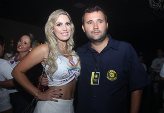 
<a style='margin-left: 5px;' class='btn btn-xs btn-social btn-facebook' href='https://www.facebook.com/sharer/sharer.php?u=https://www.galeramix.com.br/imagem/a96/800-800-90/conteudo/site_galerias/96/img3536.jpg' rel='popup' data-width='500' data-height='400'><i class='fa fa-facebook'></i>Compartilhar <span class='hidden-xs'>no Facebook</span>
</a> 
<a class='btn btn-default btn-xs' target='_blank' href='imagem/a96/800-800-90/conteudo/site_galerias/96/img3536.jpg'>
<span class='glyphicon glyphicon-cloud-download'></span> Salvar
</a>
