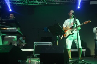 
<a style='margin-left: 5px;' class='btn btn-xs btn-social btn-facebook' href='https://www.facebook.com/sharer/sharer.php?u=https://www.galeramix.com.br/imagem/a96/800-800-90/conteudo/site_galerias/96/img3550.jpg' rel='popup' data-width='500' data-height='400'><i class='fa fa-facebook'></i>Compartilhar <span class='hidden-xs'>no Facebook</span>
</a> 
<a class='btn btn-default btn-xs' target='_blank' href='imagem/a96/800-800-90/conteudo/site_galerias/96/img3550.jpg'>
<span class='glyphicon glyphicon-cloud-download'></span> Salvar
</a>
