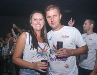 
<a style='margin-left: 5px;' class='btn btn-xs btn-social btn-facebook' href='https://www.facebook.com/sharer/sharer.php?u=https://www.galeramix.com.br/imagem/a96/800-800-90/conteudo/site_galerias/96/img3608.jpg' rel='popup' data-width='500' data-height='400'><i class='fa fa-facebook'></i>Compartilhar <span class='hidden-xs'>no Facebook</span>
</a> 
<a class='btn btn-default btn-xs' target='_blank' href='imagem/a96/800-800-90/conteudo/site_galerias/96/img3608.jpg'>
<span class='glyphicon glyphicon-cloud-download'></span> Salvar
</a>
