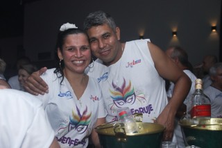 
<a style='margin-left: 5px;' class='btn btn-xs btn-social btn-facebook' href='https://www.facebook.com/sharer/sharer.php?u=https://www.galeramix.com.br/imagem/a96/800-800-90/conteudo/site_galerias/96/img3631.jpg' rel='popup' data-width='500' data-height='400'><i class='fa fa-facebook'></i>Compartilhar <span class='hidden-xs'>no Facebook</span>
</a> 
<a class='btn btn-default btn-xs' target='_blank' href='imagem/a96/800-800-90/conteudo/site_galerias/96/img3631.jpg'>
<span class='glyphicon glyphicon-cloud-download'></span> Salvar
</a>
