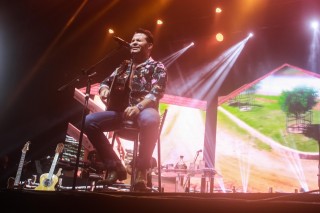 
                                    <a style='margin-left: 5px;' class='btn btn-xs btn-social btn-facebook' href='https://www.facebook.com/sharer/sharer.php?u=https://www.galeramix.com.br/imagem/a98/800-800-90/conteudo/site_galerias/98/galeramix-show-leonardo-e-eduardo-costa-1.jpg' rel='popup' data-width='500' data-height='400'><i class='fa fa-facebook'></i>Compartilhar <span class='hidden-xs'>no Facebook</span>
                                </a> 
                                <a class='btn btn-default btn-xs' target='_blank' href='imagem/a98/800-800-90/conteudo/site_galerias/98/galeramix-show-leonardo-e-eduardo-costa-1.jpg'>
                                    <span class='glyphicon glyphicon-cloud-download'></span> Salvar
                                </a>
                                