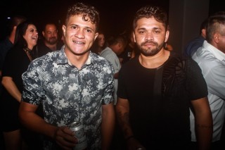 
<a style='margin-left: 5px;' class='btn btn-xs btn-social btn-facebook' href='https://www.facebook.com/sharer/sharer.php?u=https://www.galeramix.com.br/imagem/a98/800-800-90/conteudo/site_galerias/98/galeramix-show-leonardo-e-eduardo-costa-109.jpg' rel='popup' data-width='500' data-height='400'><i class='fa fa-facebook'></i>Compartilhar <span class='hidden-xs'>no Facebook</span>
</a> 
<a class='btn btn-default btn-xs' target='_blank' href='imagem/a98/800-800-90/conteudo/site_galerias/98/galeramix-show-leonardo-e-eduardo-costa-109.jpg'>
<span class='glyphicon glyphicon-cloud-download'></span> Salvar
</a>
