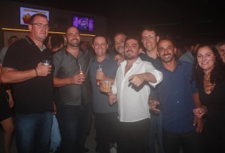 
<a style='margin-left: 5px;' class='btn btn-xs btn-social btn-facebook' href='https://www.facebook.com/sharer/sharer.php?u=https://www.galeramix.com.br/imagem/a98/800-800-90/conteudo/site_galerias/98/galeramix-show-leonardo-e-eduardo-costa-11.jpg' rel='popup' data-width='500' data-height='400'><i class='fa fa-facebook'></i>Compartilhar <span class='hidden-xs'>no Facebook</span>
</a> 
<a class='btn btn-default btn-xs' target='_blank' href='imagem/a98/800-800-90/conteudo/site_galerias/98/galeramix-show-leonardo-e-eduardo-costa-11.jpg'>
<span class='glyphicon glyphicon-cloud-download'></span> Salvar
</a>
