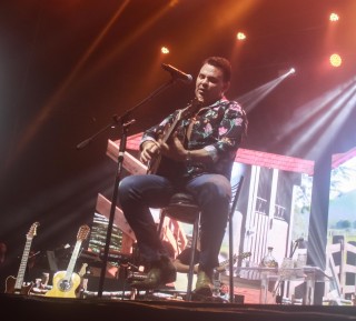 
<a style='margin-left: 5px;' class='btn btn-xs btn-social btn-facebook' href='https://www.facebook.com/sharer/sharer.php?u=https://www.galeramix.com.br/imagem/a98/800-800-90/conteudo/site_galerias/98/galeramix-show-leonardo-e-eduardo-costa-115.jpg' rel='popup' data-width='500' data-height='400'><i class='fa fa-facebook'></i>Compartilhar <span class='hidden-xs'>no Facebook</span>
</a> 
<a class='btn btn-default btn-xs' target='_blank' href='imagem/a98/800-800-90/conteudo/site_galerias/98/galeramix-show-leonardo-e-eduardo-costa-115.jpg'>
<span class='glyphicon glyphicon-cloud-download'></span> Salvar
</a>
