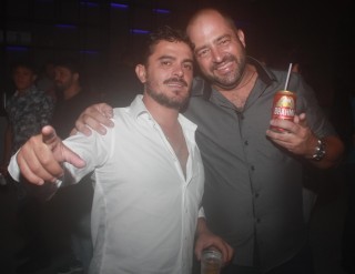 
<a style='margin-left: 5px;' class='btn btn-xs btn-social btn-facebook' href='https://www.facebook.com/sharer/sharer.php?u=https://www.galeramix.com.br/imagem/a98/800-800-90/conteudo/site_galerias/98/galeramix-show-leonardo-e-eduardo-costa-13.jpg' rel='popup' data-width='500' data-height='400'><i class='fa fa-facebook'></i>Compartilhar <span class='hidden-xs'>no Facebook</span>
</a> 
<a class='btn btn-default btn-xs' target='_blank' href='imagem/a98/800-800-90/conteudo/site_galerias/98/galeramix-show-leonardo-e-eduardo-costa-13.jpg'>
<span class='glyphicon glyphicon-cloud-download'></span> Salvar
</a>
