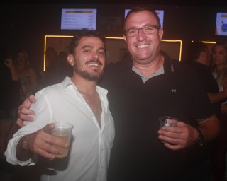 
<a style='margin-left: 5px;' class='btn btn-xs btn-social btn-facebook' href='https://www.facebook.com/sharer/sharer.php?u=https://www.galeramix.com.br/imagem/a98/800-800-90/conteudo/site_galerias/98/galeramix-show-leonardo-e-eduardo-costa-14.jpg' rel='popup' data-width='500' data-height='400'><i class='fa fa-facebook'></i>Compartilhar <span class='hidden-xs'>no Facebook</span>
</a> 
<a class='btn btn-default btn-xs' target='_blank' href='imagem/a98/800-800-90/conteudo/site_galerias/98/galeramix-show-leonardo-e-eduardo-costa-14.jpg'>
<span class='glyphicon glyphicon-cloud-download'></span> Salvar
</a>
