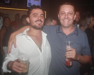 
<a style='margin-left: 5px;' class='btn btn-xs btn-social btn-facebook' href='https://www.facebook.com/sharer/sharer.php?u=https://www.galeramix.com.br/imagem/a98/800-800-90/conteudo/site_galerias/98/galeramix-show-leonardo-e-eduardo-costa-15.jpg' rel='popup' data-width='500' data-height='400'><i class='fa fa-facebook'></i>Compartilhar <span class='hidden-xs'>no Facebook</span>
</a> 
<a class='btn btn-default btn-xs' target='_blank' href='imagem/a98/800-800-90/conteudo/site_galerias/98/galeramix-show-leonardo-e-eduardo-costa-15.jpg'>
<span class='glyphicon glyphicon-cloud-download'></span> Salvar
</a>
