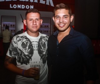 
<a style='margin-left: 5px;' class='btn btn-xs btn-social btn-facebook' href='https://www.facebook.com/sharer/sharer.php?u=https://www.galeramix.com.br/imagem/a98/800-800-90/conteudo/site_galerias/98/galeramix-show-leonardo-e-eduardo-costa-2.jpg' rel='popup' data-width='500' data-height='400'><i class='fa fa-facebook'></i>Compartilhar <span class='hidden-xs'>no Facebook</span>
</a> 
<a class='btn btn-default btn-xs' target='_blank' href='imagem/a98/800-800-90/conteudo/site_galerias/98/galeramix-show-leonardo-e-eduardo-costa-2.jpg'>
<span class='glyphicon glyphicon-cloud-download'></span> Salvar
</a>
