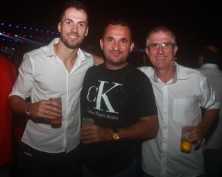 
<a style='margin-left: 5px;' class='btn btn-xs btn-social btn-facebook' href='https://www.facebook.com/sharer/sharer.php?u=https://www.galeramix.com.br/imagem/a98/800-800-90/conteudo/site_galerias/98/galeramix-show-leonardo-e-eduardo-costa-31.jpg' rel='popup' data-width='500' data-height='400'><i class='fa fa-facebook'></i>Compartilhar <span class='hidden-xs'>no Facebook</span>
</a> 
<a class='btn btn-default btn-xs' target='_blank' href='imagem/a98/800-800-90/conteudo/site_galerias/98/galeramix-show-leonardo-e-eduardo-costa-31.jpg'>
<span class='glyphicon glyphicon-cloud-download'></span> Salvar
</a>
