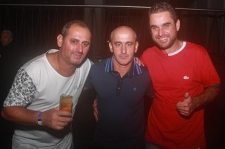 
<a style='margin-left: 5px;' class='btn btn-xs btn-social btn-facebook' href='https://www.facebook.com/sharer/sharer.php?u=https://www.galeramix.com.br/imagem/a98/800-800-90/conteudo/site_galerias/98/galeramix-show-leonardo-e-eduardo-costa-34.jpg' rel='popup' data-width='500' data-height='400'><i class='fa fa-facebook'></i>Compartilhar <span class='hidden-xs'>no Facebook</span>
</a> 
<a class='btn btn-default btn-xs' target='_blank' href='imagem/a98/800-800-90/conteudo/site_galerias/98/galeramix-show-leonardo-e-eduardo-costa-34.jpg'>
<span class='glyphicon glyphicon-cloud-download'></span> Salvar
</a>
