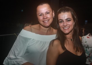 
<a style='margin-left: 5px;' class='btn btn-xs btn-social btn-facebook' href='https://www.facebook.com/sharer/sharer.php?u=https://www.galeramix.com.br/imagem/a98/800-800-90/conteudo/site_galerias/98/galeramix-show-leonardo-e-eduardo-costa-37.jpg' rel='popup' data-width='500' data-height='400'><i class='fa fa-facebook'></i>Compartilhar <span class='hidden-xs'>no Facebook</span>
</a> 
<a class='btn btn-default btn-xs' target='_blank' href='imagem/a98/800-800-90/conteudo/site_galerias/98/galeramix-show-leonardo-e-eduardo-costa-37.jpg'>
<span class='glyphicon glyphicon-cloud-download'></span> Salvar
</a>
