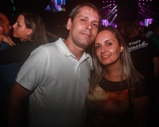 
<a style='margin-left: 5px;' class='btn btn-xs btn-social btn-facebook' href='https://www.facebook.com/sharer/sharer.php?u=https://www.galeramix.com.br/imagem/a98/800-800-90/conteudo/site_galerias/98/galeramix-show-leonardo-e-eduardo-costa-74.jpg' rel='popup' data-width='500' data-height='400'><i class='fa fa-facebook'></i>Compartilhar <span class='hidden-xs'>no Facebook</span>
</a> 
<a class='btn btn-default btn-xs' target='_blank' href='imagem/a98/800-800-90/conteudo/site_galerias/98/galeramix-show-leonardo-e-eduardo-costa-74.jpg'>
<span class='glyphicon glyphicon-cloud-download'></span> Salvar
</a>
