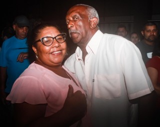 
<a style='margin-left: 5px;' class='btn btn-xs btn-social btn-facebook' href='https://www.facebook.com/sharer/sharer.php?u=https://www.galeramix.com.br/imagem/a98/800-800-90/conteudo/site_galerias/98/galeramix-show-leonardo-e-eduardo-costa-84.jpg' rel='popup' data-width='500' data-height='400'><i class='fa fa-facebook'></i>Compartilhar <span class='hidden-xs'>no Facebook</span>
</a> 
<a class='btn btn-default btn-xs' target='_blank' href='imagem/a98/800-800-90/conteudo/site_galerias/98/galeramix-show-leonardo-e-eduardo-costa-84.jpg'>
<span class='glyphicon glyphicon-cloud-download'></span> Salvar
</a>
