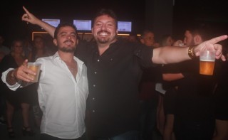 
<a style='margin-left: 5px;' class='btn btn-xs btn-social btn-facebook' href='https://www.facebook.com/sharer/sharer.php?u=https://www.galeramix.com.br/imagem/a98/800-800-90/conteudo/site_galerias/98/galeramix-show-leonardo-e-eduardo-costa-9.jpg' rel='popup' data-width='500' data-height='400'><i class='fa fa-facebook'></i>Compartilhar <span class='hidden-xs'>no Facebook</span>
</a> 
<a class='btn btn-default btn-xs' target='_blank' href='imagem/a98/800-800-90/conteudo/site_galerias/98/galeramix-show-leonardo-e-eduardo-costa-9.jpg'>
<span class='glyphicon glyphicon-cloud-download'></span> Salvar
</a>
