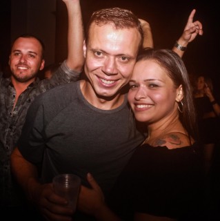 
<a style='margin-left: 5px;' class='btn btn-xs btn-social btn-facebook' href='https://www.facebook.com/sharer/sharer.php?u=https://www.galeramix.com.br/imagem/a98/800-800-90/conteudo/site_galerias/98/galeramix-show-leonardo-e-eduardo-costa-94.jpg' rel='popup' data-width='500' data-height='400'><i class='fa fa-facebook'></i>Compartilhar <span class='hidden-xs'>no Facebook</span>
</a> 
<a class='btn btn-default btn-xs' target='_blank' href='imagem/a98/800-800-90/conteudo/site_galerias/98/galeramix-show-leonardo-e-eduardo-costa-94.jpg'>
<span class='glyphicon glyphicon-cloud-download'></span> Salvar
</a>
