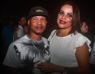 
<a style='margin-left: 5px;' class='btn btn-xs btn-social btn-facebook' href='https://www.facebook.com/sharer/sharer.php?u=https://www.galeramix.com.br/imagem/a98/800-800-90/conteudo/site_galerias/98/galeramix-show-leonardo-e-eduardo-costa-96.jpg' rel='popup' data-width='500' data-height='400'><i class='fa fa-facebook'></i>Compartilhar <span class='hidden-xs'>no Facebook</span>
</a> 
<a class='btn btn-default btn-xs' target='_blank' href='imagem/a98/800-800-90/conteudo/site_galerias/98/galeramix-show-leonardo-e-eduardo-costa-96.jpg'>
<span class='glyphicon glyphicon-cloud-download'></span> Salvar
</a>
