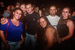 
<a style='margin-left: 5px;' class='btn btn-xs btn-social btn-facebook' href='https://www.facebook.com/sharer/sharer.php?u=https://www.galeramix.com.br/imagem/a98/800-800-90/conteudo/site_galerias/98/galeramix-show-leonardo-e-eduardo-costa-99.jpg' rel='popup' data-width='500' data-height='400'><i class='fa fa-facebook'></i>Compartilhar <span class='hidden-xs'>no Facebook</span>
</a> 
<a class='btn btn-default btn-xs' target='_blank' href='imagem/a98/800-800-90/conteudo/site_galerias/98/galeramix-show-leonardo-e-eduardo-costa-99.jpg'>
<span class='glyphicon glyphicon-cloud-download'></span> Salvar
</a>
